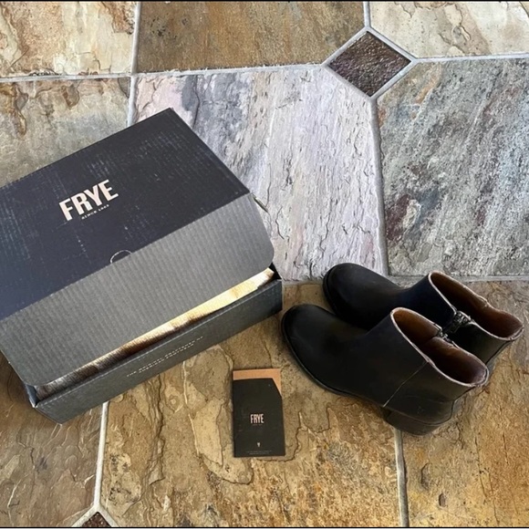 🍃💕NIB FRYE Karen Ankle Zip Distressed Black Leather Bootie Size US 9 - Picture 10 of 12
